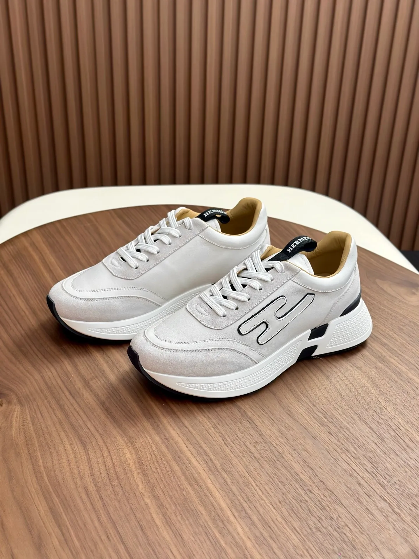 [HERMES] Hermès men's shoes 💰840💰 - High-end quality original order - Upper: 🔝 tumbled calfskin, brand canvas cloth, shoe body sewn with ´H´ pattern - Lining: water-dyed cowhide - Outsole: ultra-light T men's shoes 💰U foam rubber; two-color molded outsole - Ultra-high quality control, fine workmanship: highlighted (high-end, luxury, grade) -Size :39-44 (38, 45, can be customized)